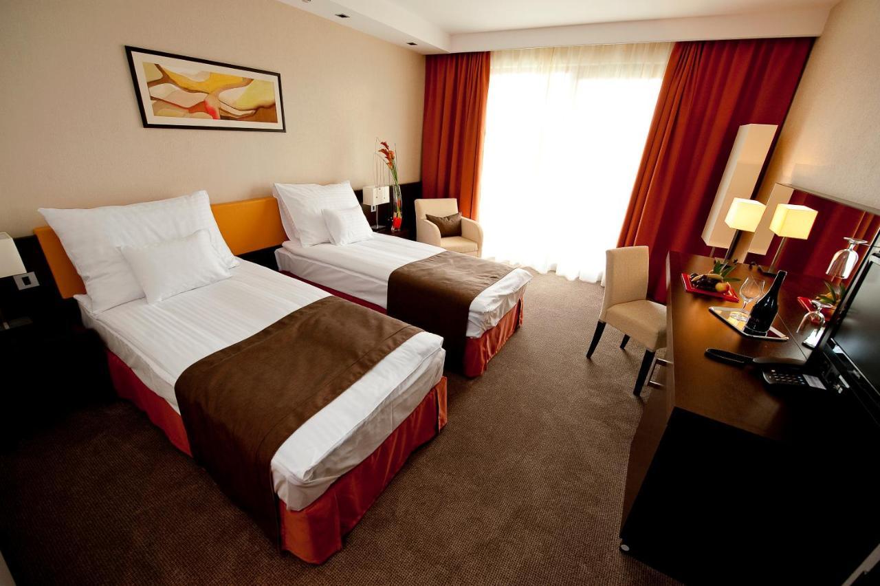 הרצגהאלום Abacus Business & Wellness Hotel מראה חיצוני תמונה