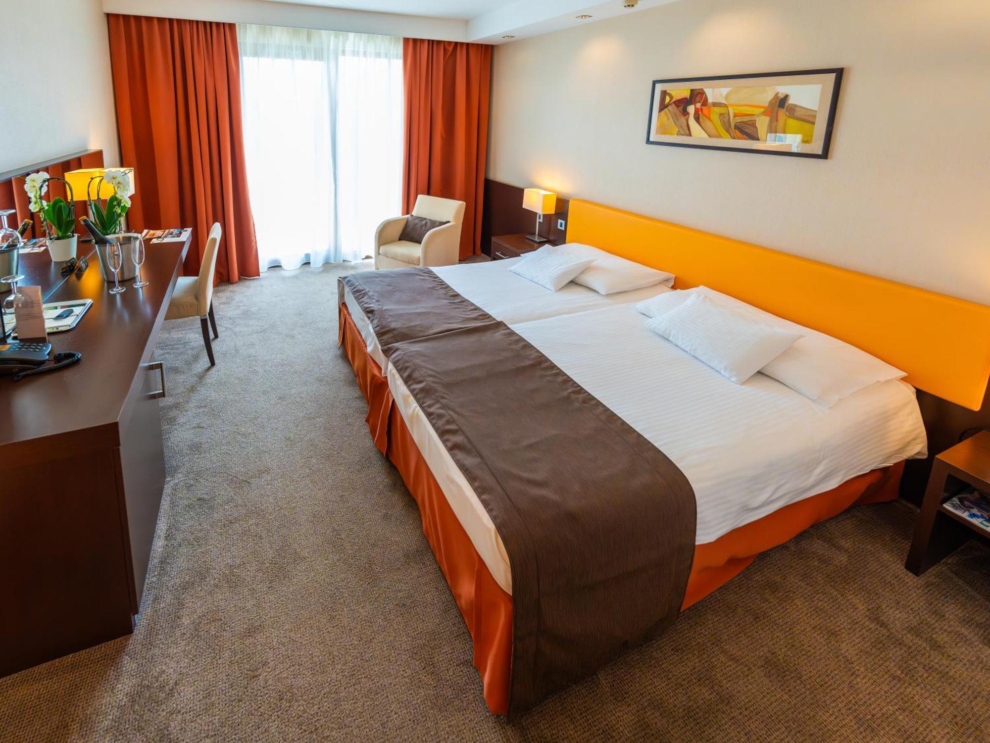 הרצגהאלום Abacus Business & Wellness Hotel מראה חיצוני תמונה
