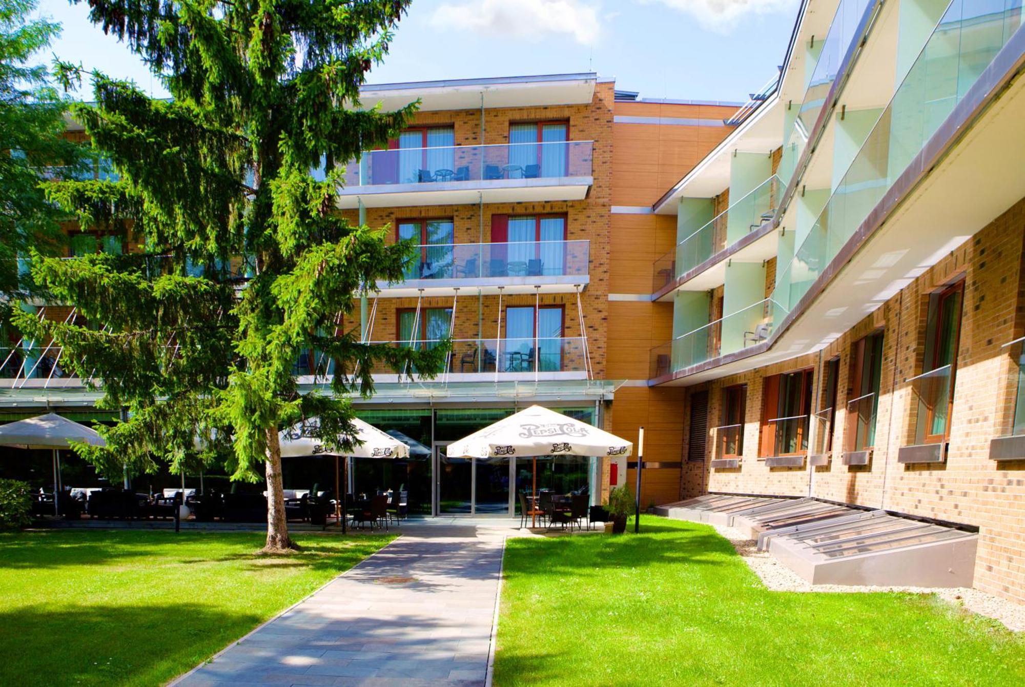 הרצגהאלום Abacus Business & Wellness Hotel מראה חיצוני תמונה