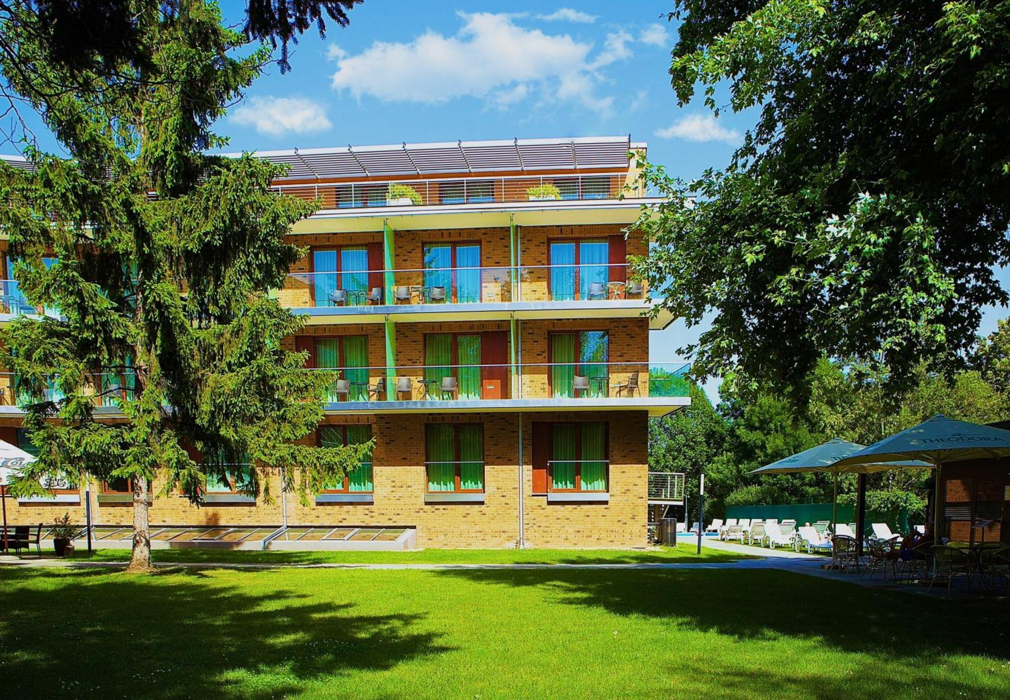 הרצגהאלום Abacus Business & Wellness Hotel מראה חיצוני תמונה