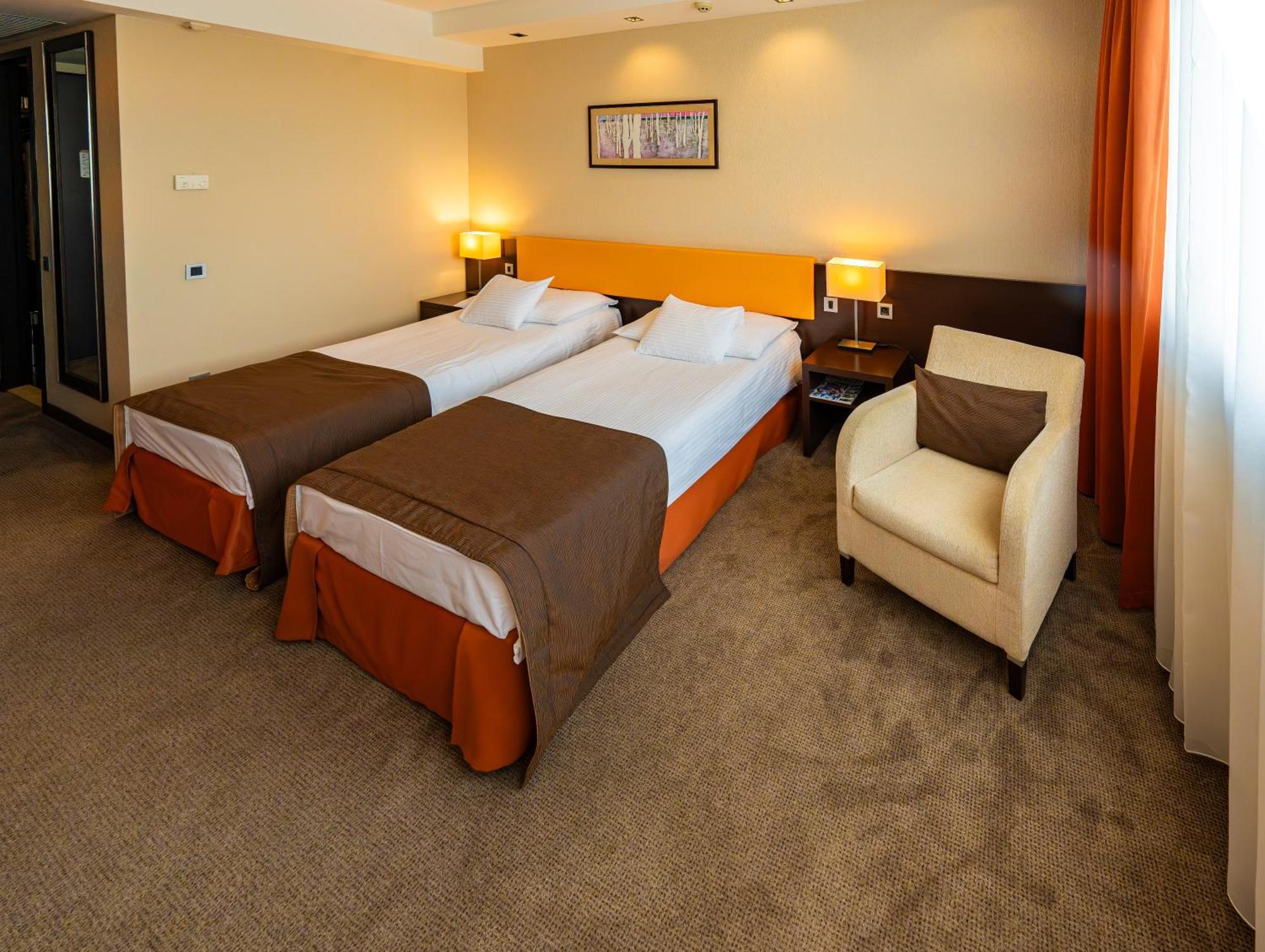 הרצגהאלום Abacus Business & Wellness Hotel מראה חיצוני תמונה