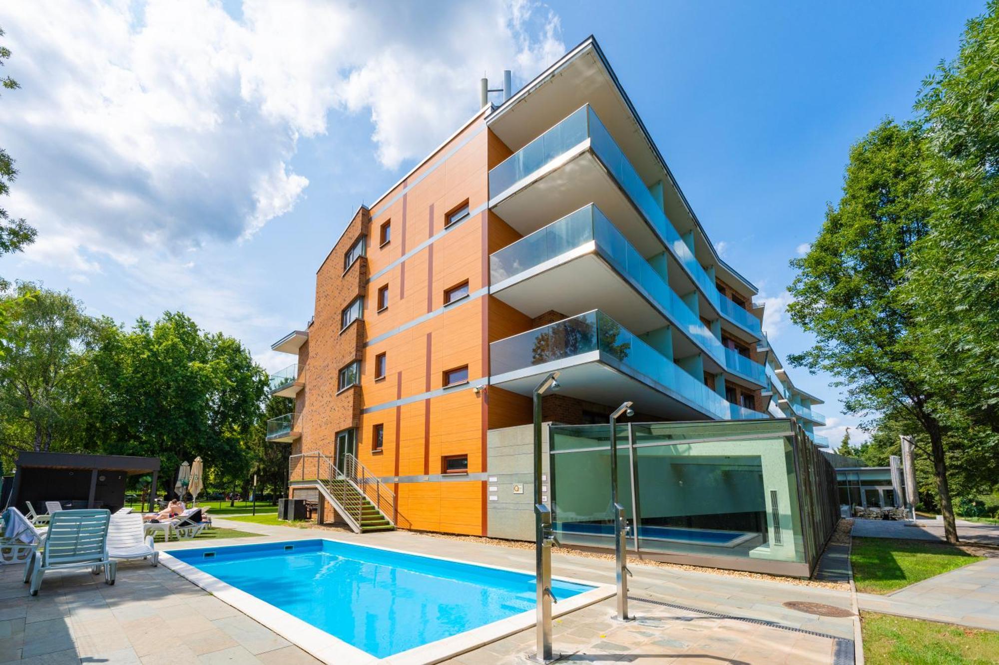 הרצגהאלום Abacus Business & Wellness Hotel מראה חיצוני תמונה