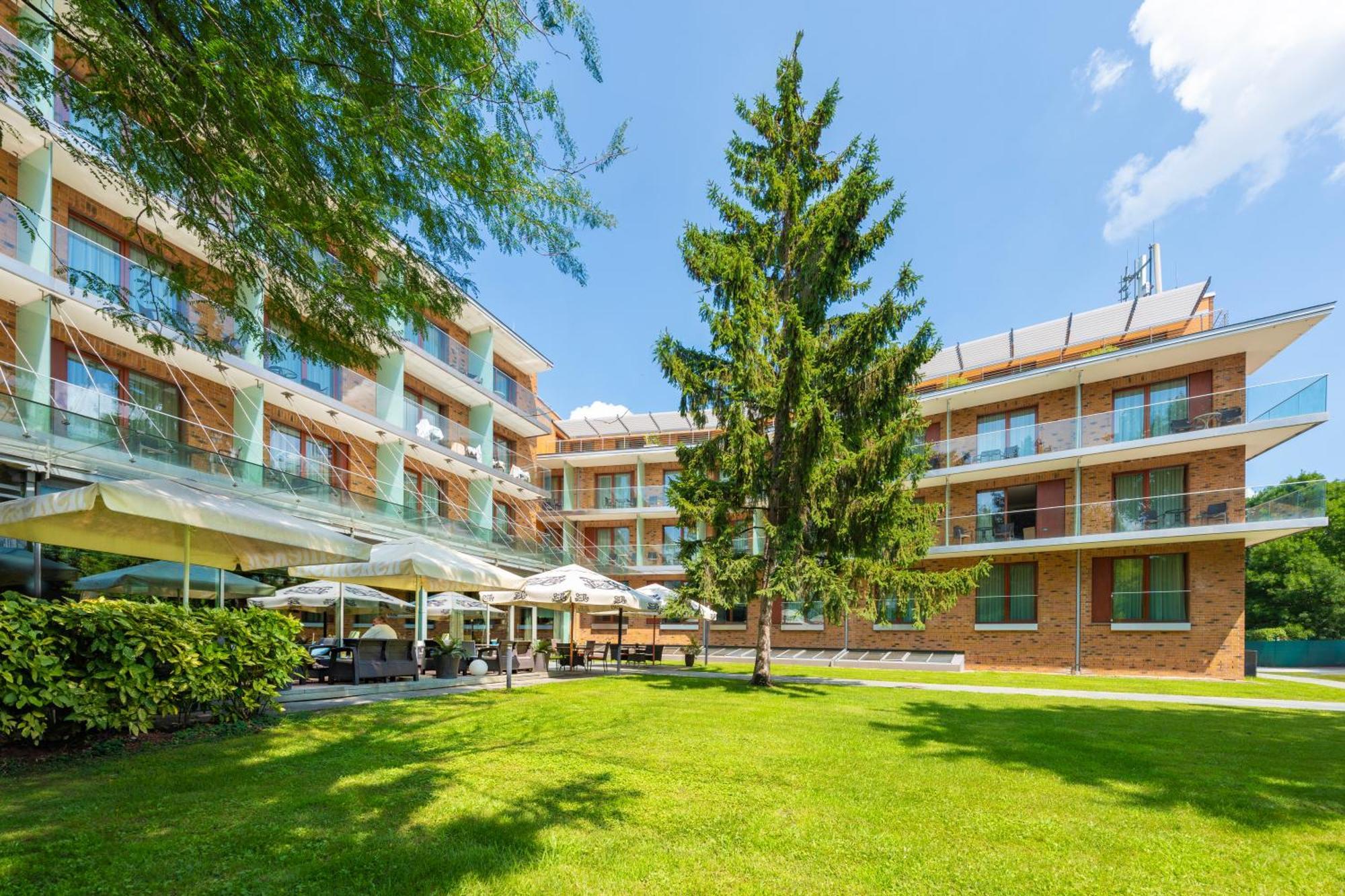הרצגהאלום Abacus Business & Wellness Hotel מראה חיצוני תמונה