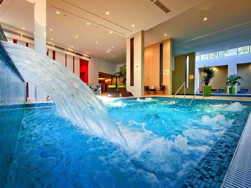 הרצגהאלום Abacus Business & Wellness Hotel מראה חיצוני תמונה