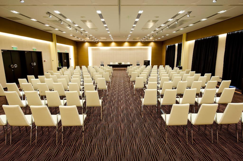 הרצגהאלום Abacus Business & Wellness Hotel מראה חיצוני תמונה